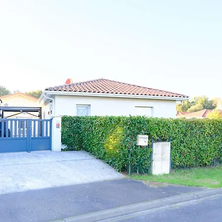 Bourg, Jolie Petite Maison Pour 4 Personnes Avec Terrasse Et Jardin