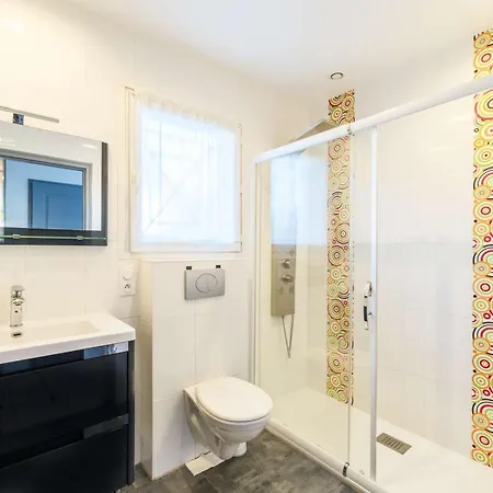 Bourg, Jolie Petite Maison Pour 4 Personnes Avec Terrasse Et Jardin *