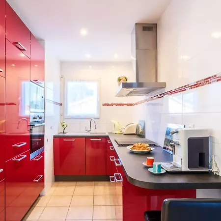 Bourg, Jolie Petite Maison Pour 4 Personnes Avec Terrasse Et Jardin