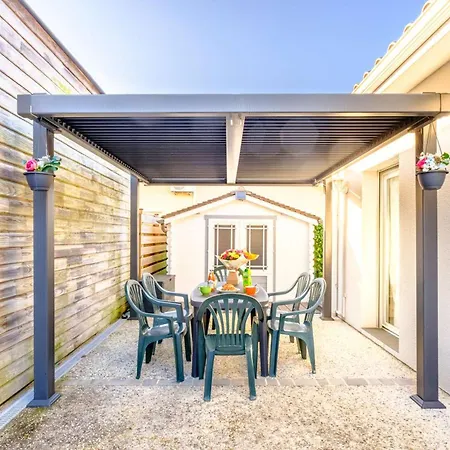 Bourg, Jolie Petite Maison Pour 4 Personnes Avec Terrasse Et Jardin Willa *