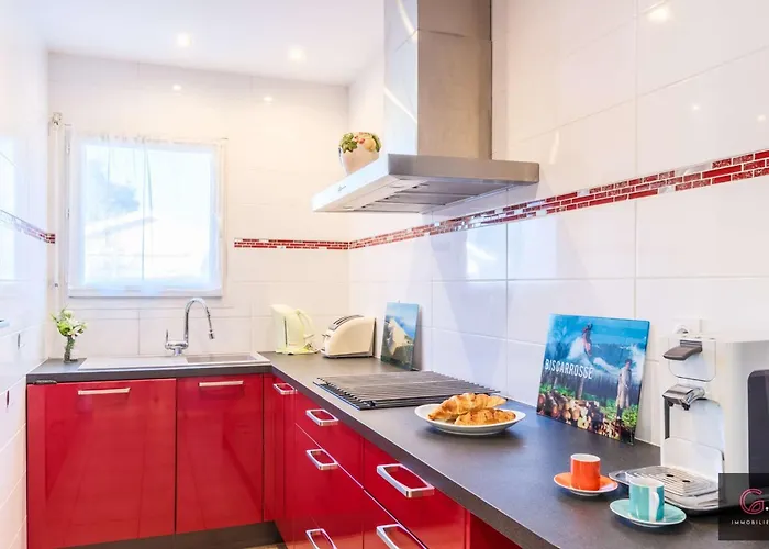 Bourg, Jolie Petite Maison Pour 4 Personnes Avec Terrasse Et Jardin *