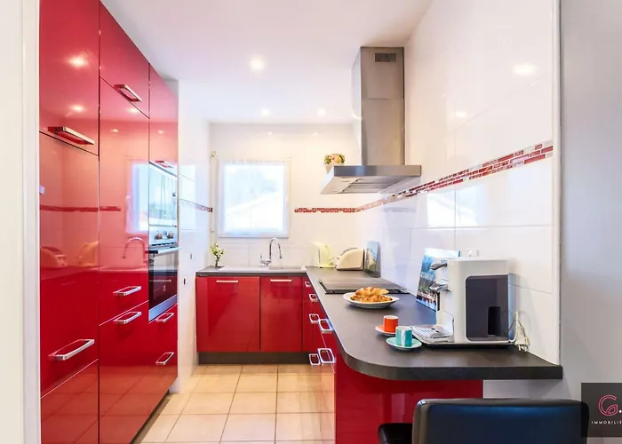 Bourg, Jolie Petite Maison Pour 4 Personnes Avec Terrasse Et Jardin