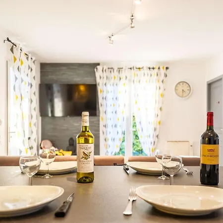 Villa Bourg, Jolie Petite Maison Pour 4 Personnes Avec Terrasse Et Jardin