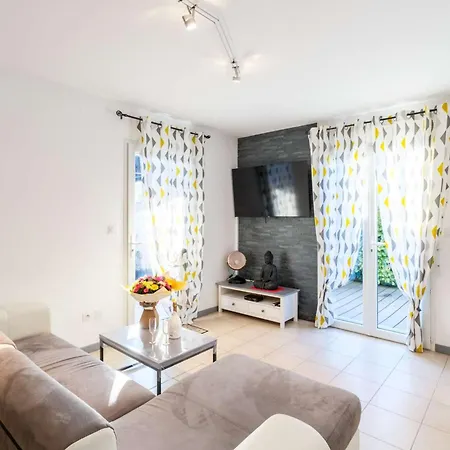 Bourg, Jolie Petite Maison Pour 4 Personnes Avec Terrasse Et Jardin